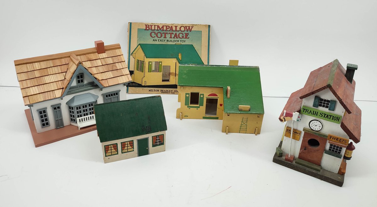 TOYS VINTAGE MILTON BRADLEY COMPANY BUMPALOW COTTAGE BUILT & WOODEN COTTAGE, & 2 WOODEN BIRDHOUSES MIXED LOT  INV 262380665