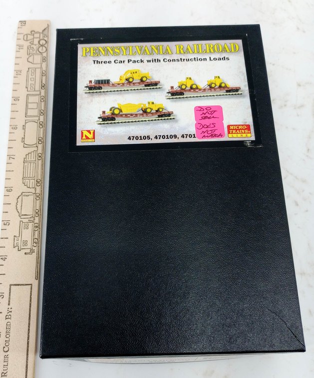 MICRO-TRAINS 993 01 940 PENNSYLVANIA RAILROAD 3 FLAT CARS W/ CONSTRUCTION LOADS, OB NNC  INV 263331208