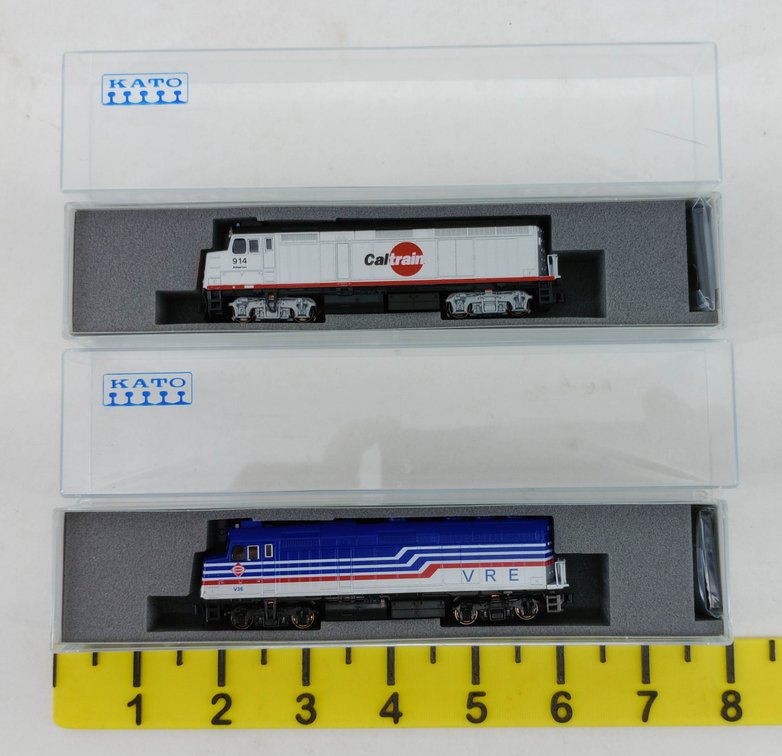 2 KATO N SCALE F40PH LOCOMOTIVES CALTRAIN #914 & VRE #V36, 2 OBS  INV 263331285
