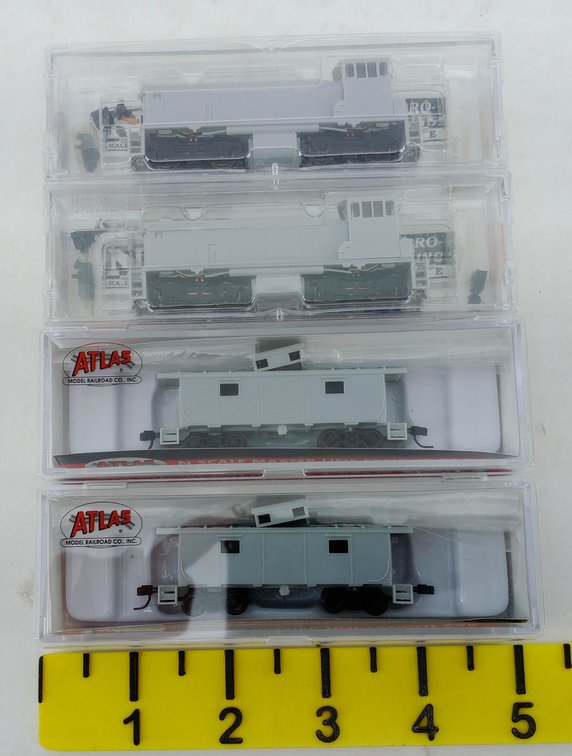 2 MICRO-TRAINS 986 00 004 SW1500 LOCOS & 2 ATLAS 50 002 503 NE-6 CABOOSES, 4 OBS  INV 263331287