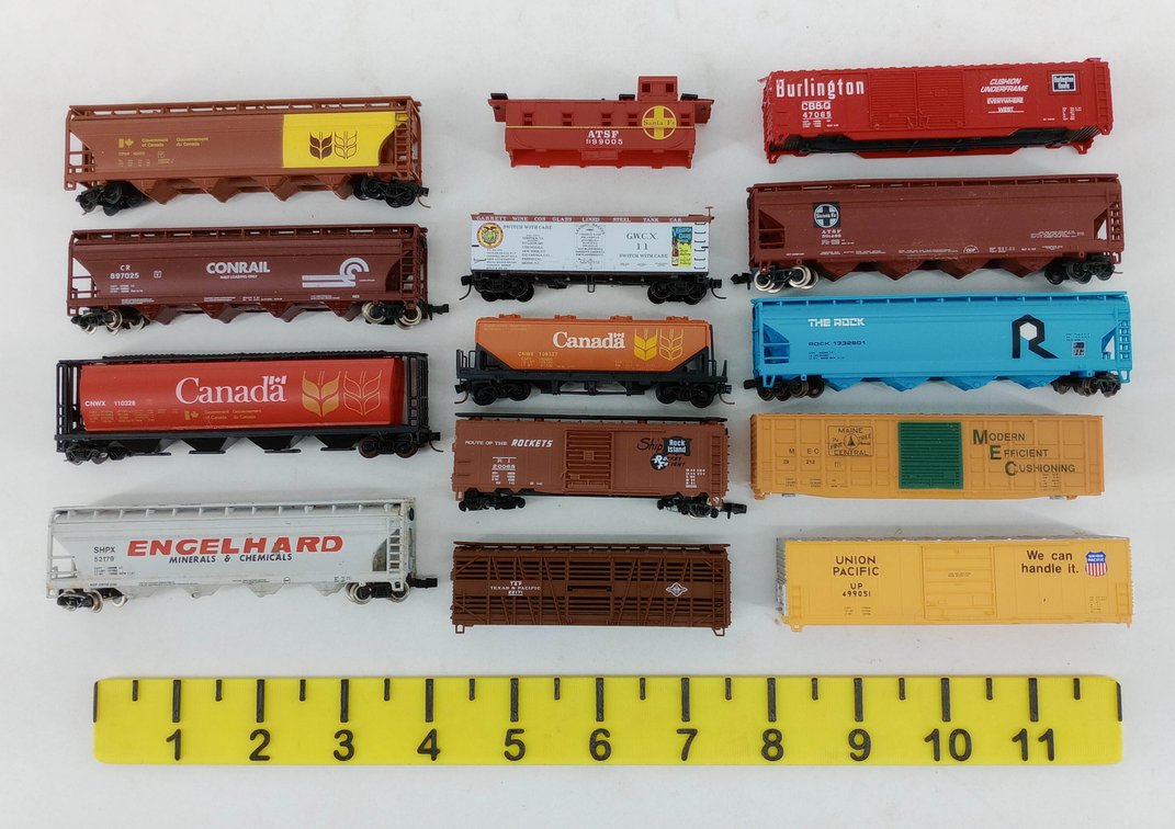 12 ASSORTED N GAUGE FREIGHT CARS & CABOOSE, CANADA CONRAIL UNION PACIFIC SANTA FE BURLINGTON  INV 263331295