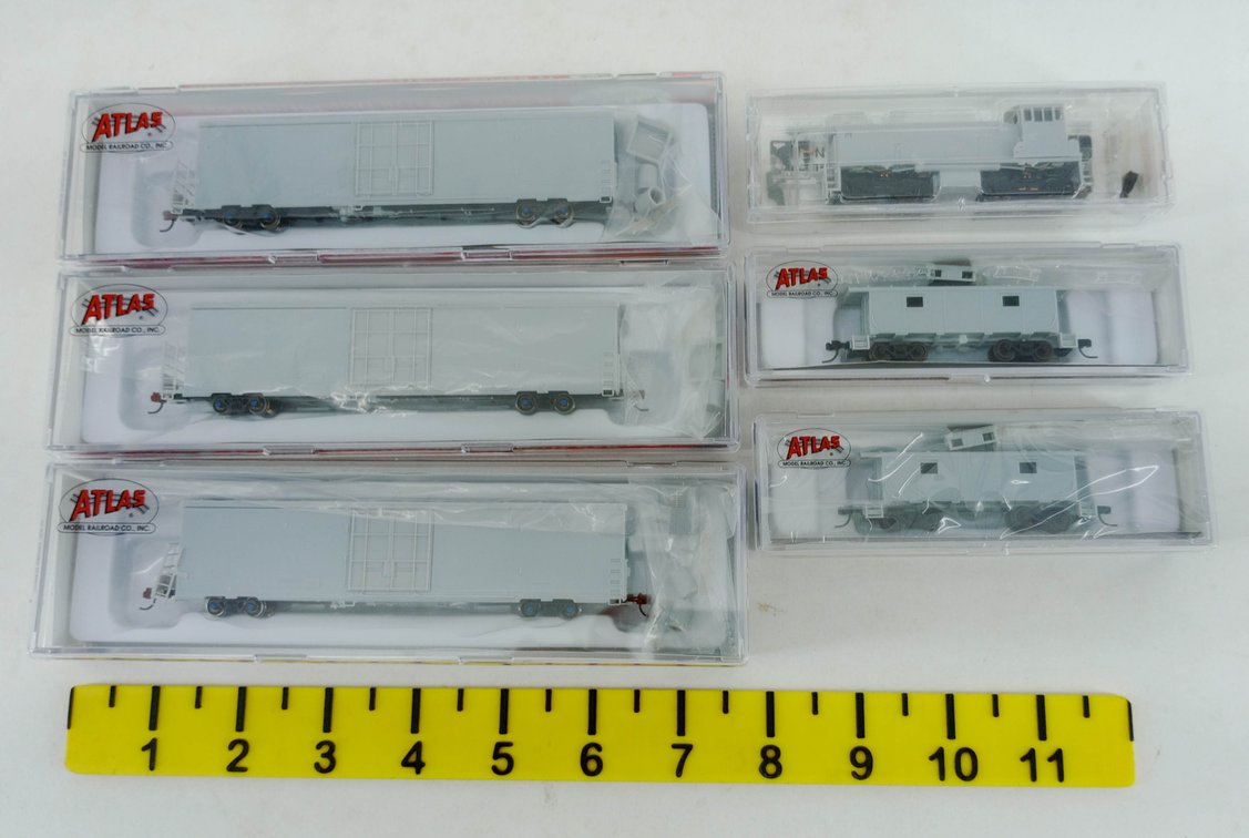 6 ATLAS N SCALE UNDECORATED REEFERS, CABOOSES & SWITCHER, 6 OBS  INV 263331303