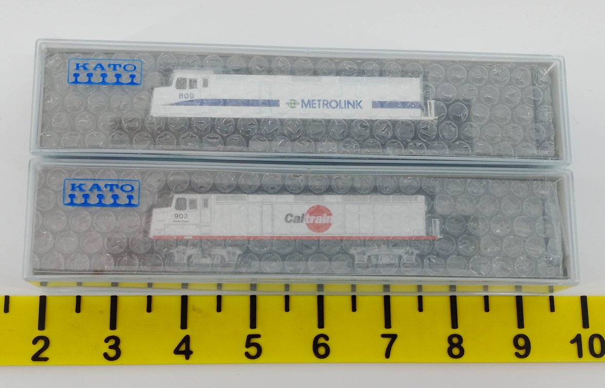 2 KATO N SCALE F40PH METROLINK #800 & CALTRAIN #903 LOCOMOTIVES, 2 OBS  INV 263331403