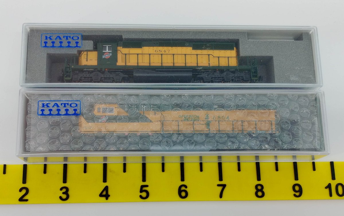 2 KATO N SCALE C&NW AC4400CW #8804 & SD40-2 #6847 LOCOMOTIVES, 2 OBS  INV 263331409