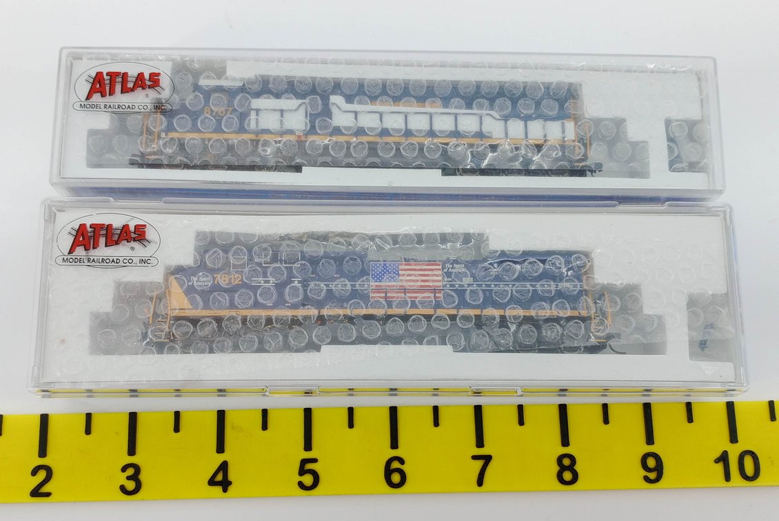 2 ATLAS N SCALE CSX SD-60 #49056 & DASH 8-40CW #51977 LOCOMOTIVES, 2 OBS  INV 263331417