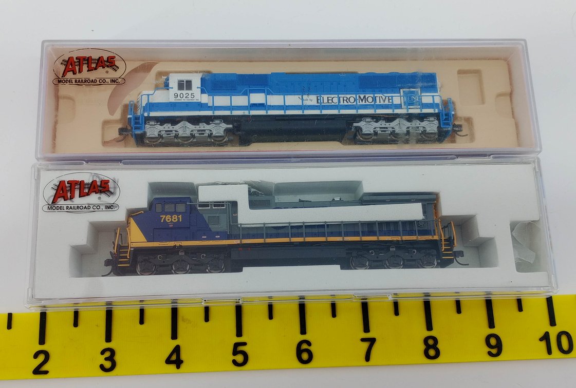 2 ATLAS N SCALE DIESEL LOCOMOTIVES SD-60 OAKWAY 9025 & DASH 8-40CW CSX 7681, 2 OBS  INV 263331418
