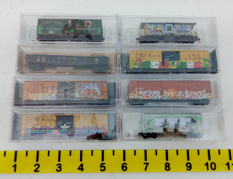 8 MICRO-TRAINS N SCALE WEATHERED & GRAFFITI BOXCARS, GONDOLA, HOPPER & CABOOSE, 8 OBS  INV 263331518