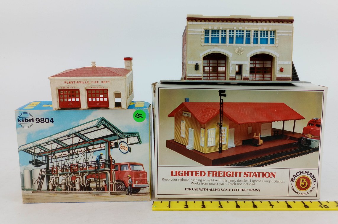 4 HO SCALE BUILDINGS BACHMANN, KIBRI 9804, IHC 3503, LIFE-LIKE 1398, SOME OBS NNC  INV 263430014