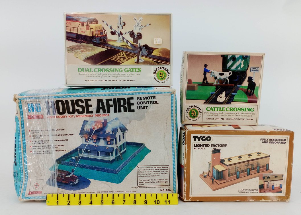 4 HO SCALE ACCESSORIES: BACHMANN GATES & CATTLE CROSSING, TYCO FACTORY, RENWAL HOUSE AFIRE, 4 OBS  INV 263430015