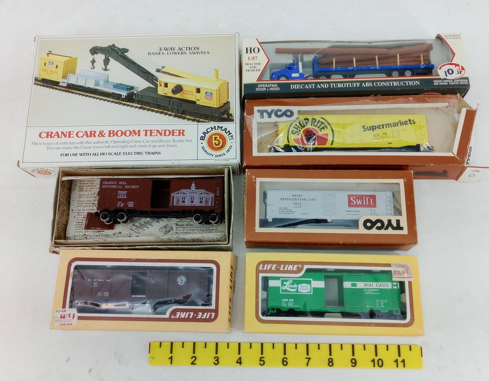7 HO LIFE-LIKE TYCO BACHMANN BOXCARS, REEFER, CRANE CAR & TRACTOR TRAILER, 7 OBS  INV 263430022