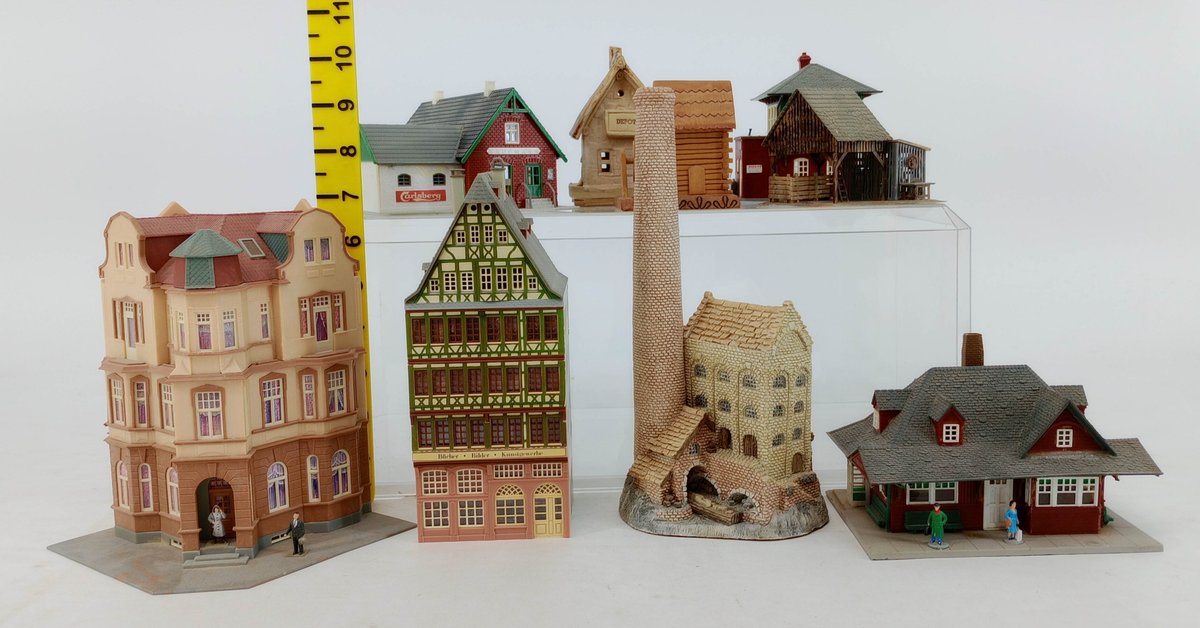 ASSORTED HO GAUGE BUILDINGS, TOWN HOUSES, STATION, MILL & CHIMNEY STRUCTURE, NO BOXES  INV 263480008