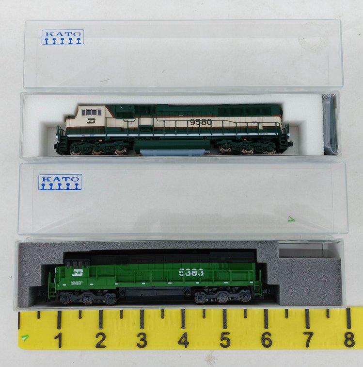2 KATO N SCALE BN DIESEL LOCOMOTIVES SD70MAC 176-6501 & U30C 176-0937, 2 OBS  INV 263331648