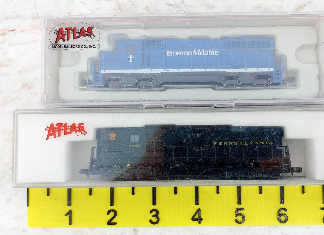 2 N SCALE DIESEL LOCOMOTIVES ATLAS GP-40-2 BOSTON & MAINE, KATO SD-9 PENNSYLVANIA, 2 OBS  INV 263331664