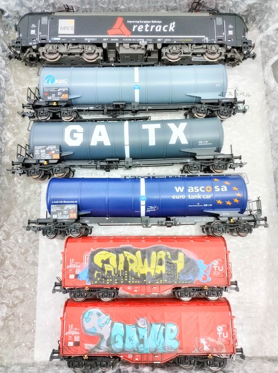 KATO HO RETRACK ELECTRIC LOCOMOTIVE, 3 TANK CARS & 2 GRAFFITI COVERED WAGONS IN CASE  INV 263331831