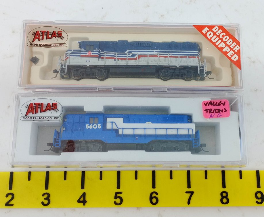 2 ATLAS N GAUGE GP-38 CSX 2121 & GP-7 CONRAIL 5605 LOCOMOTIVES, 2 OBS  INV 263331907