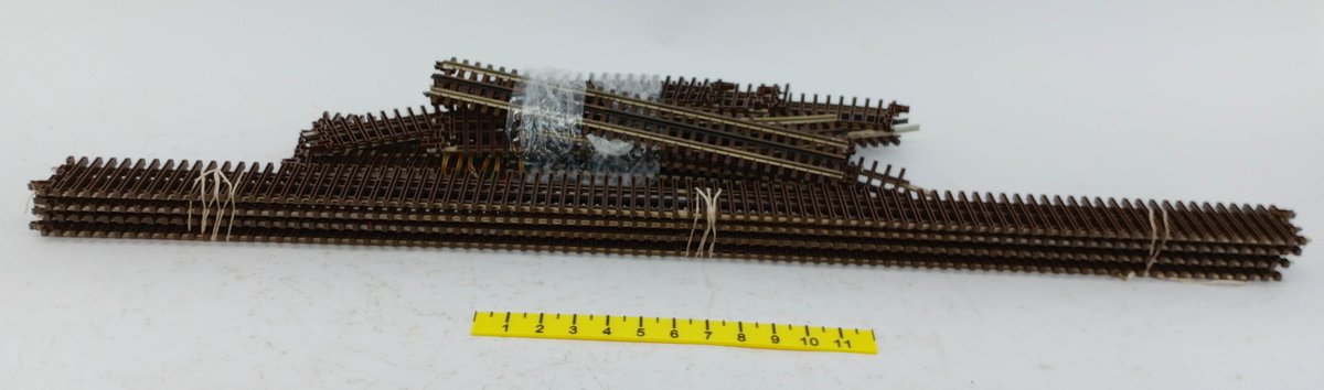 4 ATLAS 40" O-GA STRAIGHT TRACK, 1 RH SWITCH PLUS MISC. TRACK PCS  INV 263390163