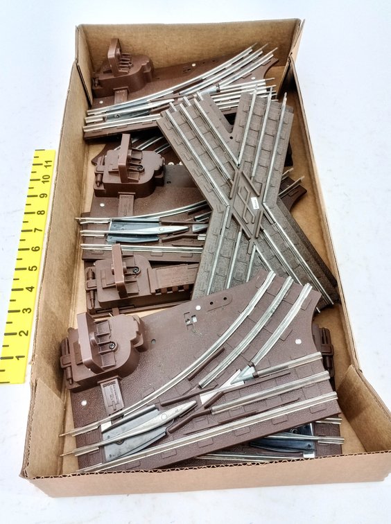 4 LH, 2 RH LIONEL SWITCHES PLUS 2 CROSSOVERS  INV 263390170