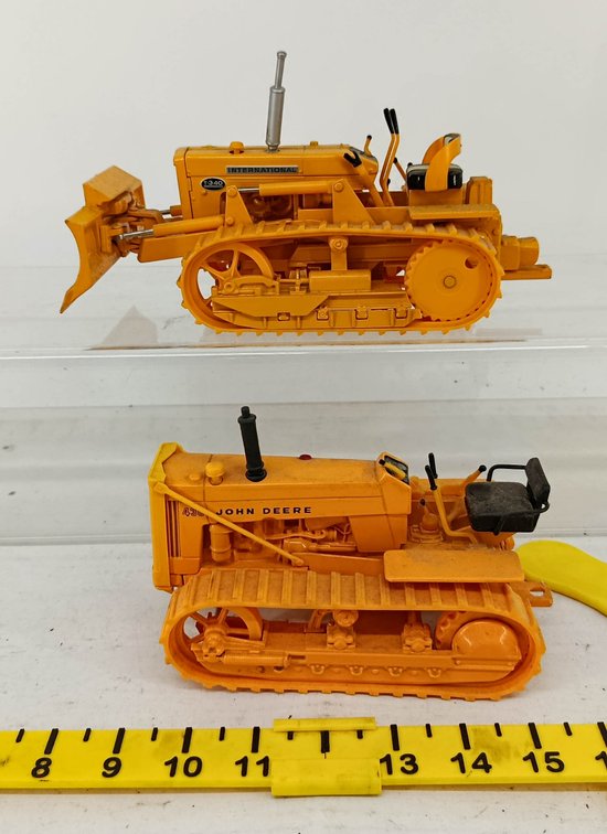 2 ERTL DIE-CAST CRAWLER DOZERS INTERNATIONAL T-340 WITH BLADE & JOHN DEERE 430 YELLOW  INV 260740129