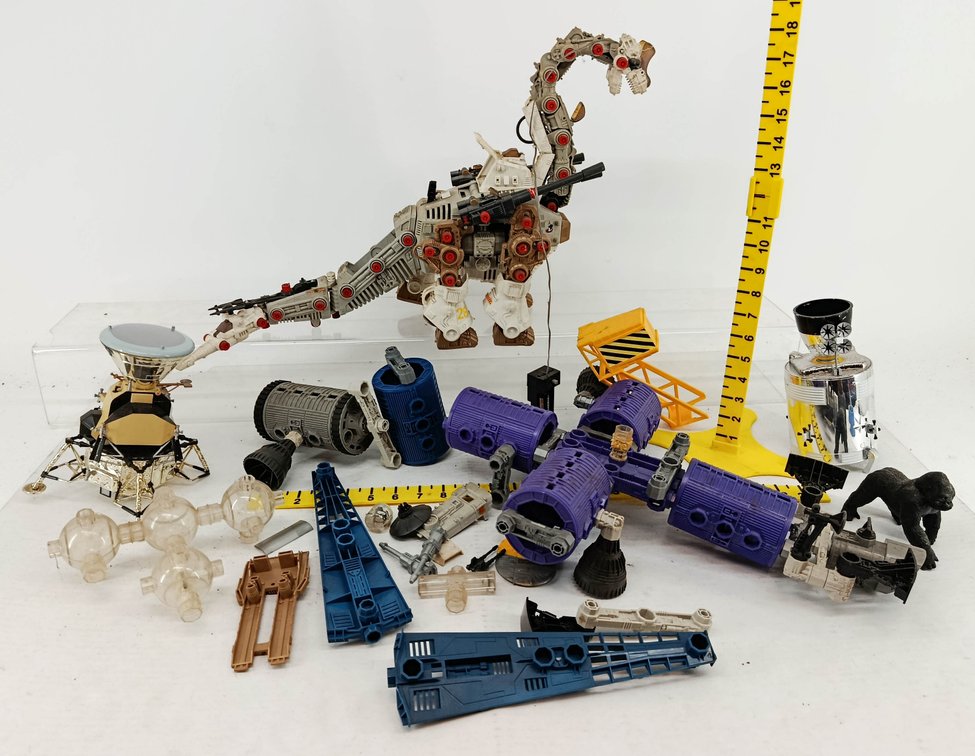 ASSORTED SPACE TOYS ZOIDS-STYLE DINOSAUR ROBOT LUNAR MODULE SPACE STATION PARTS & GORILLA FIGURE NNC  INV 260740133