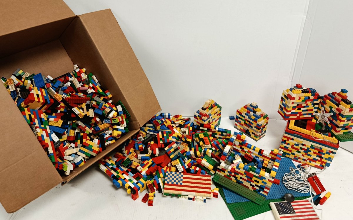 LARGE BOX LOT OF ASSORTED BUILDING BRICKS, BASEPLATES, BUILT STRUCTURES & 2 AMERICAN FLAGS  INV 260740135
