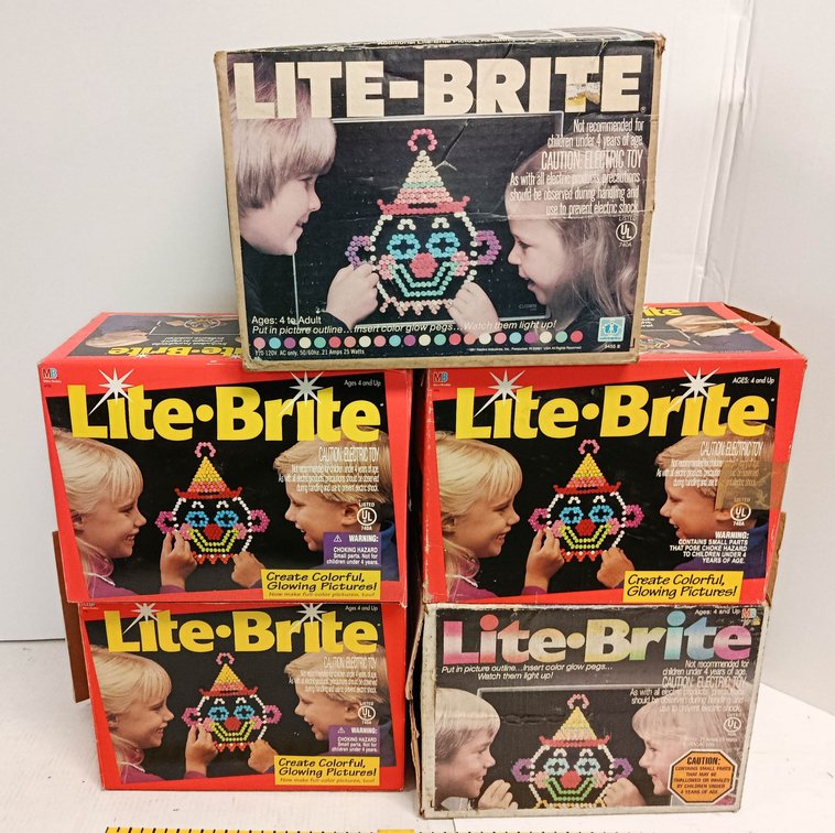 5 MILTON BRADLEY & HASBRO LITE-BRITE LIGHT UP TOY SETS & PLASTIC CASE OF ASSORTED PEGS 5 OB  INV 260740140