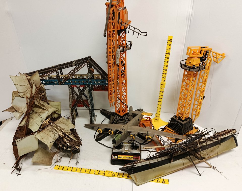 ASSORTED DAMAGED MODEL SHIPS, 2 TOY TOWER CRANES, METAL ERECTOR SET CRANE, B-24 BOMBER & CAT REMOTE CONTROL  INV 260740143