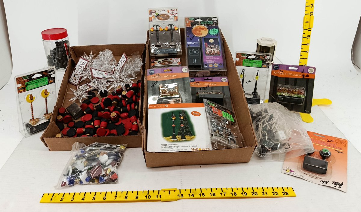 ASSORTED LEMAX SPOOKY TOWN HALLOWEEN VILLAGE ACCESSORIES SPOOKY HOLLOW DEPARTMENT 56 STREET LIGHTS SOME OBS  INV 260740145