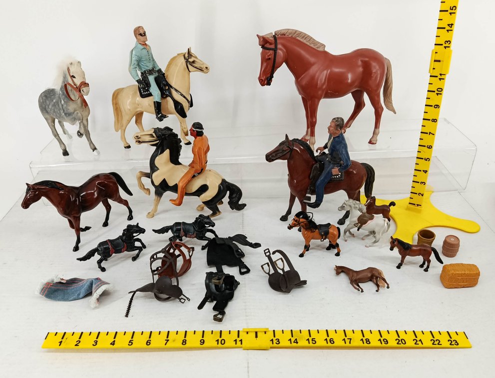 ASSORTED PLASTIC TOY HORSES WESTERN RIDER FIGURES SADDLES & ACCESSORIES  INV 260900952