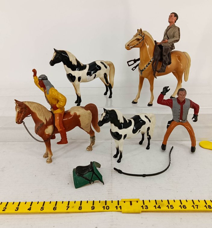 ASSORTED PLASTIC WESTERN FIGURES & HORSES COWBOY INDIAN CHIEF PAINT PALOMINO HORSES SADDLE ACCESSORIES  INV 260900953