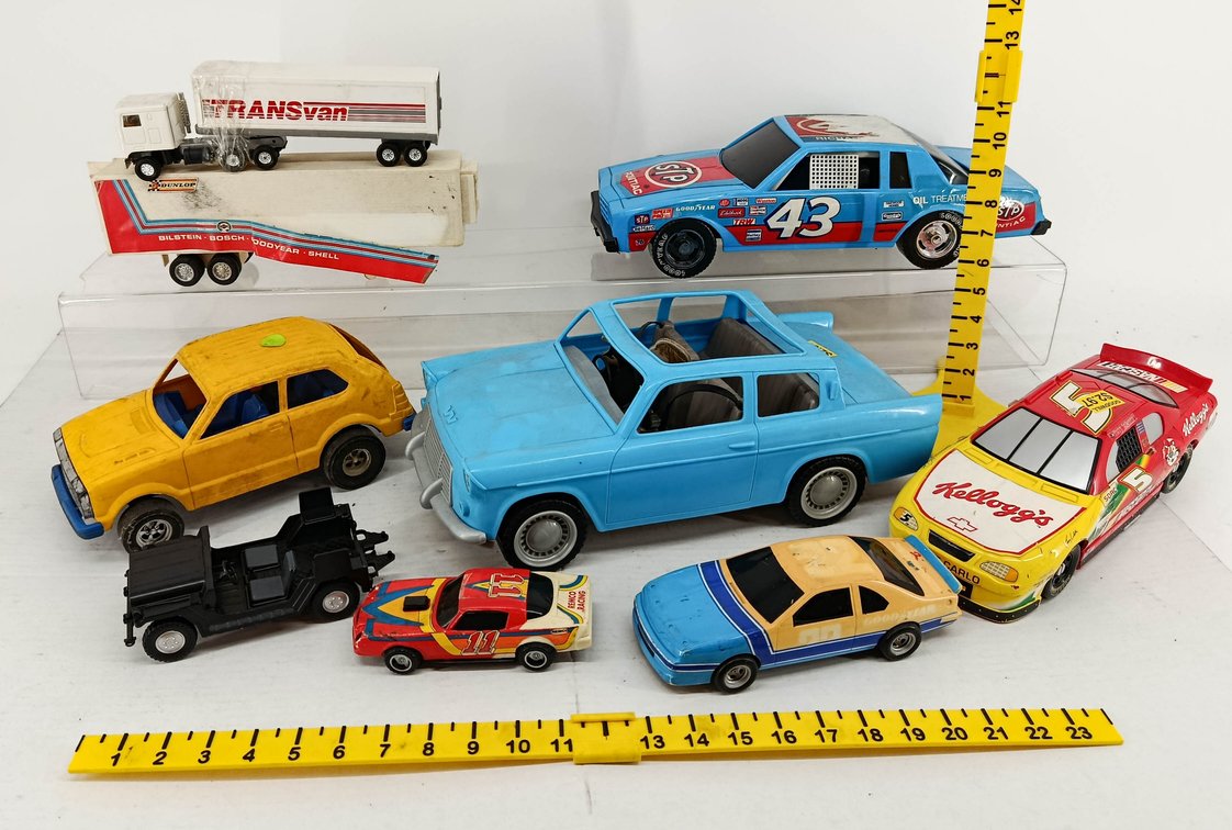 8 ASSORTED PLASTIC & DIE-CAST TOY CARS STP #43 PONTIAC KELLOGG'S #5 TRANSVAN SEMI DUNLOP TRAILER REMCO  INV 260900960