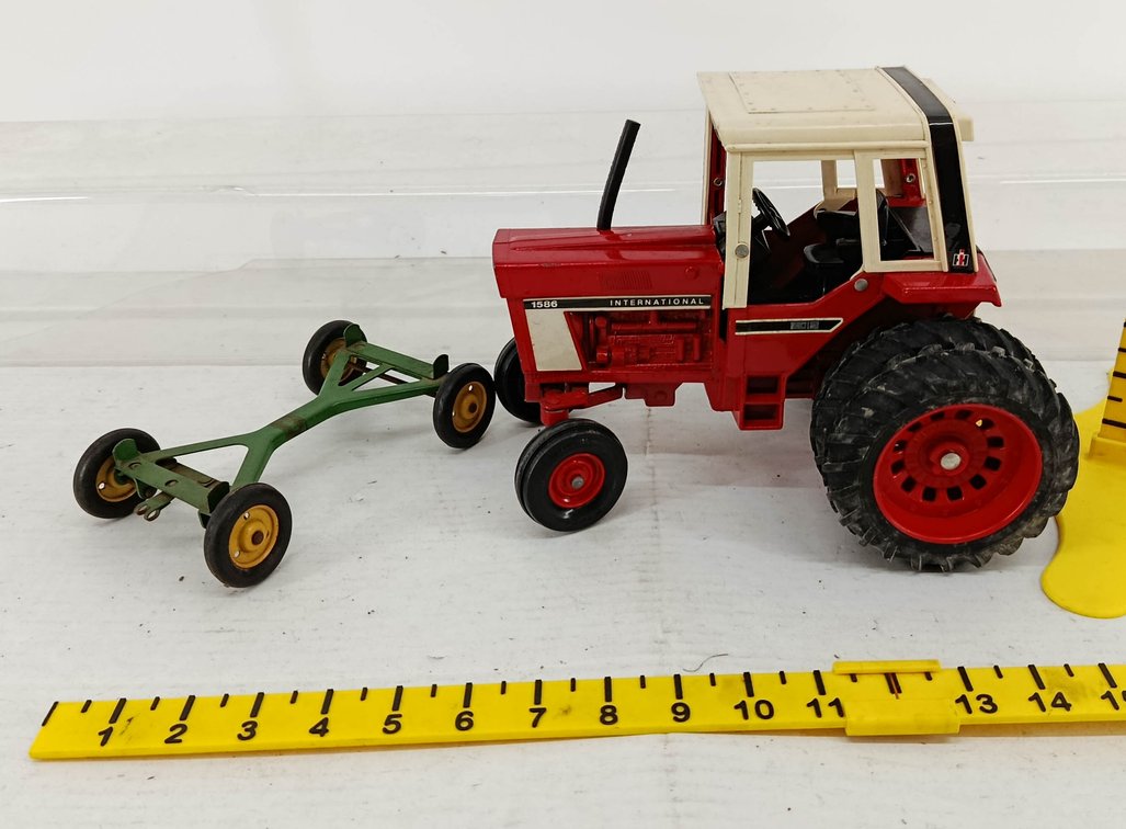 ERTL INTERNATIONAL 1586 DIE-CAST TRACTOR WITH CAB DUALS & GREEN 4 WHEEL RUNNING GEAR WAGON  INV 260900973