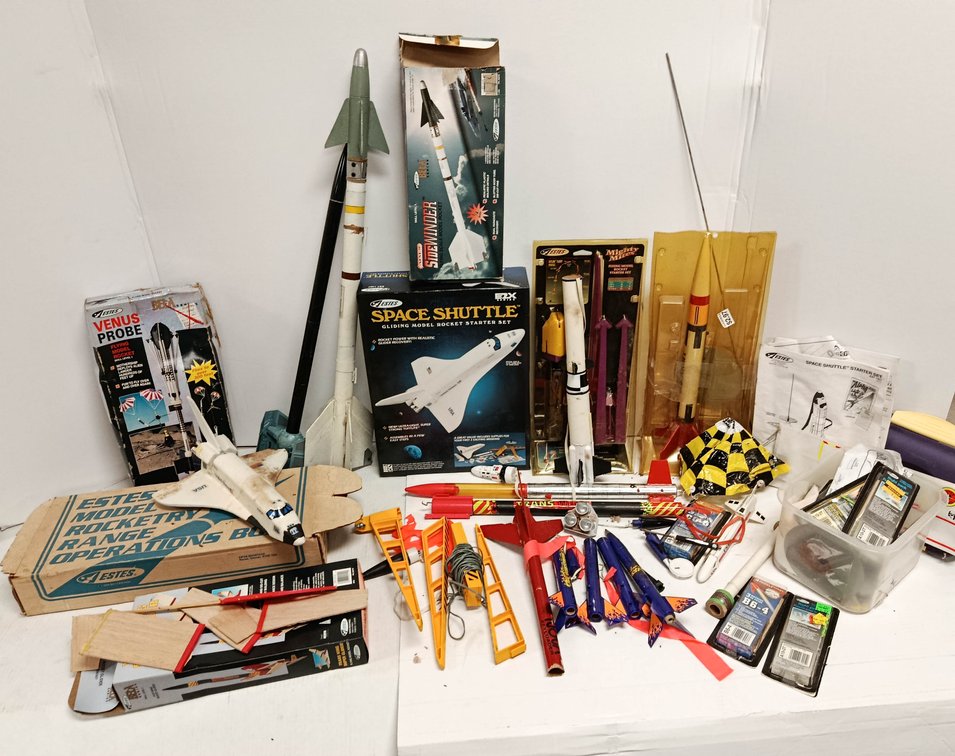 ASSORTED ESTES MODEL ROCKETS SPACE SHUTTLE VENUS PROBE SIDEWINDER MIGHTY MILES ENGINES & ACCESSORIES SOME OBS NNC  INV 260900985