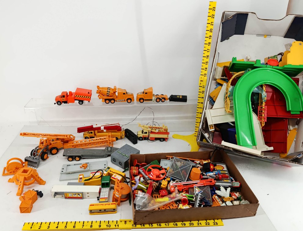 ASSORTED CONSTRUCTION TOY VEHICLES POWER 07 SHELL SERVICE STATION PIECES FIGURES & PLAYSET PARTS SOME OBS  INV 260900995