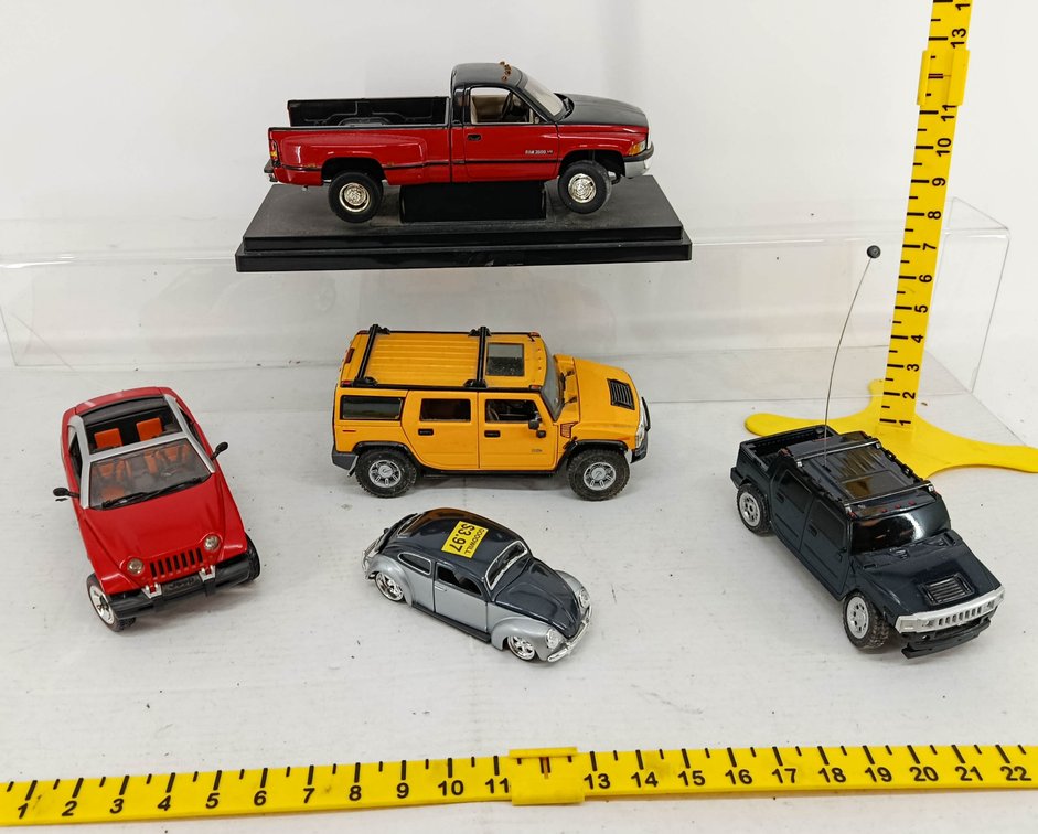 5 DIE-CAST VEHICLES DODGE RAM 3500 PICKUP HUMMER H2 & H2 SUT VW BEETLE RED JEEP CONVERTIBLE  INV 260900996