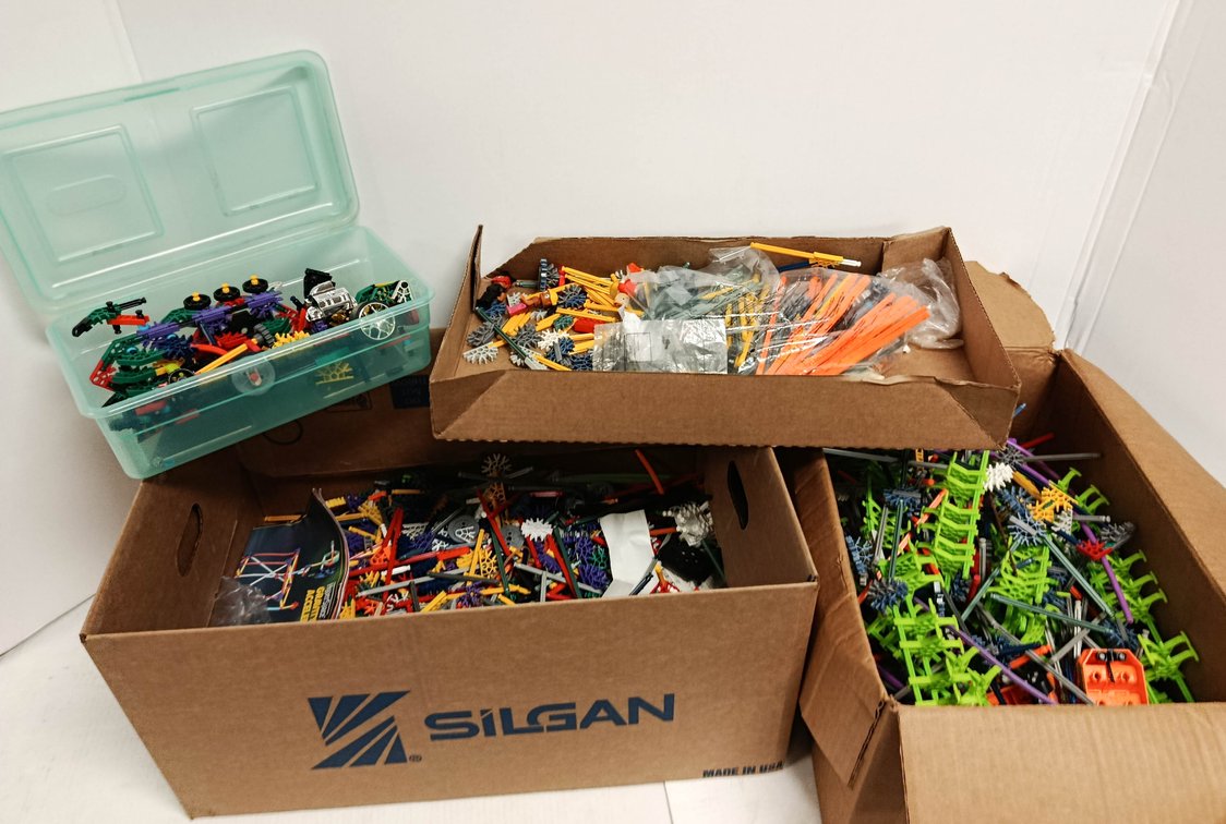 LARGE LOT OF ASSORTED K'NEX BUILDING TOY PIECES RODS CONNECTORS WHEELS & FIGURES IN 3 BOXES & PLASTIC CASE NNC  INV 260901014