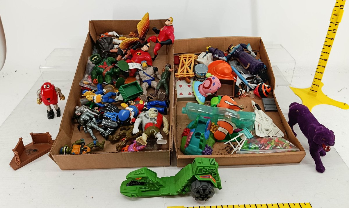 ASSORTED ACTION FIGURES & TOYS INCREDIBLES NEMO FLOCKED PANTHER MASTERS OF THE UNIVERSE VEHICLE NASA JET & MORE  INV 260901021
