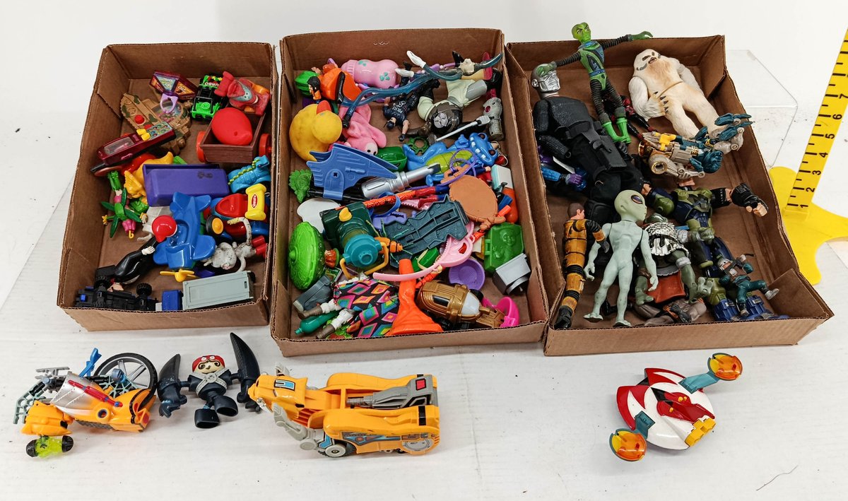 ASSORTED ACTION FIGURES ALIENS YETI TURTLE SPACE VEHICLES FAST FOOD TOYS & ACCESSORIES  INV 260901037
