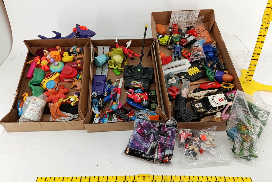 ASSORTED TOYS ACTION FIGURES DIE-CAST VEHICLES RADIO SHACK RC CONTROLLER PEZ HOT WHEELS & FAST FOOD PREMIUMS  INV 260901038
