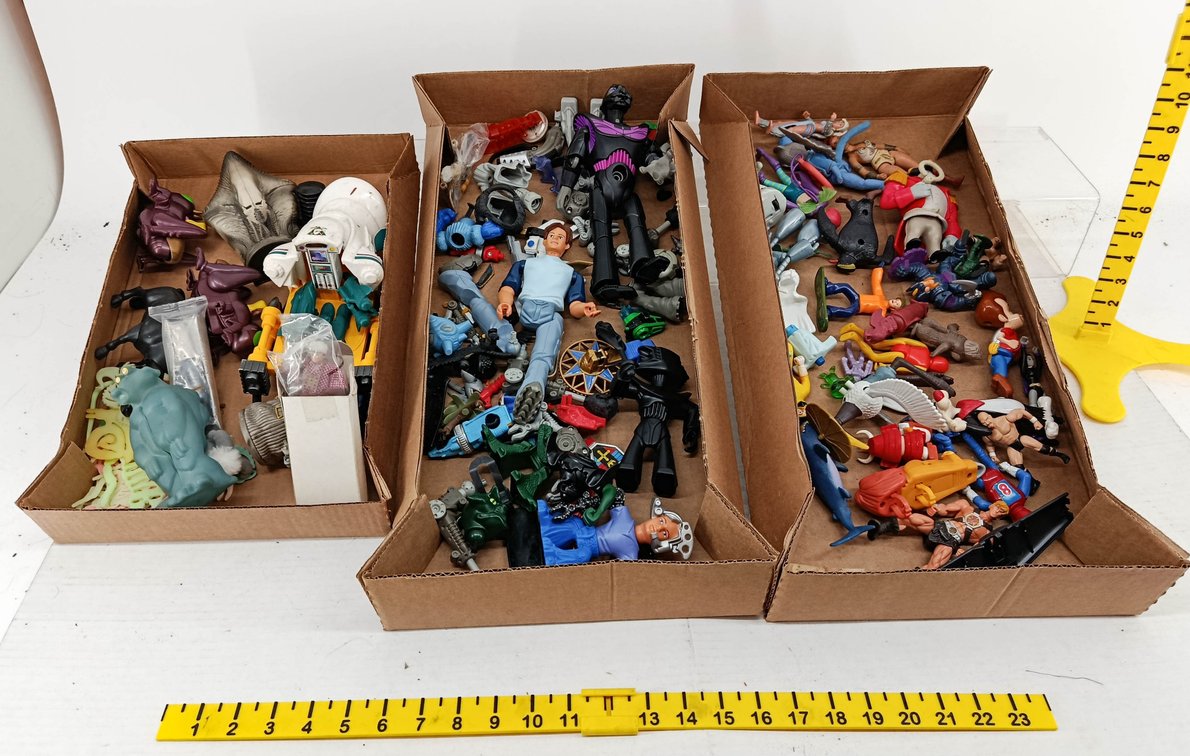 LARGE ASSORTED LOT OF ACTION FIGURES, FAST FOOD TOYS, ROBOTS, ANIMALS & LOOSE PARTS  INV 260901039