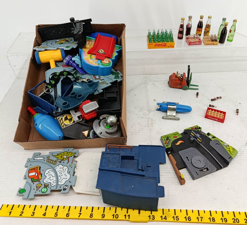 ASSORTED TOYS MINIATURE COCA-COLA CRATES & BOTTLES DR PEPPER 7UP FORKLIFT HOT WHEELS PLAYSET PIECES NNC  INV 260901044
