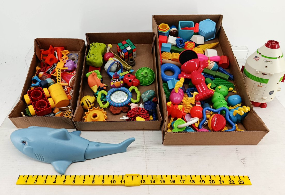 ASSORTED CHILDREN'S TOYS BLOCKS RUBIKS CUBE CONSTRUCTION FIGURES SHARK & SPACE CAPSULE NNC  INV 260901043