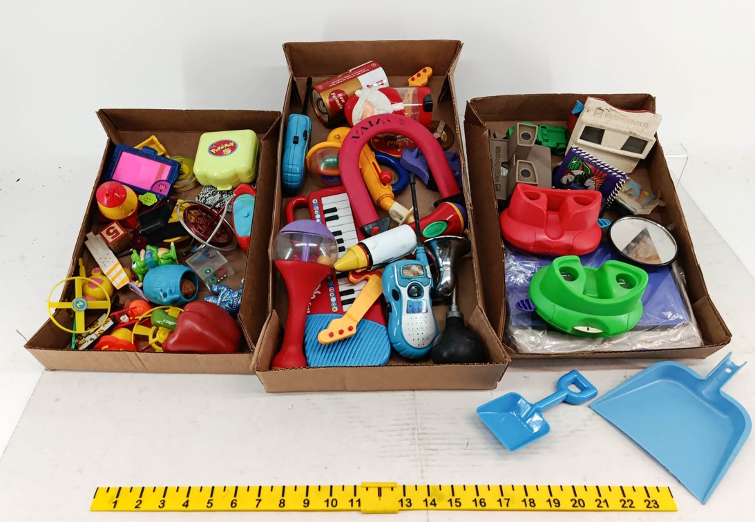 ASSORTED TOYS VIEW-MASTER VIEWERS POKEMON CASE TOY KEYBOARD WALKIE TALKIES MARACA HORN & FAST FOOD TOYS  INV 260901049