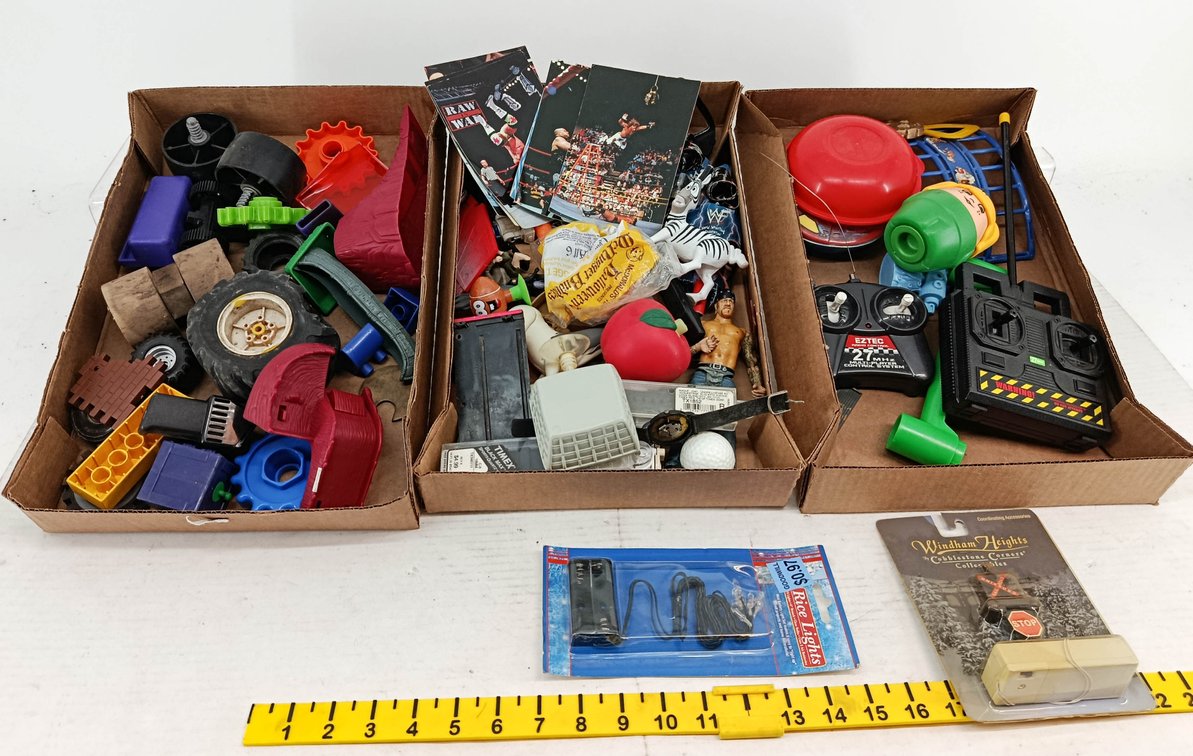 ASSORTED TOYS WWF WRESTLING CARDS & FIGURE EZTEC RC CONTROLLERS WINDHAM HEIGHTS RICE LIGHTS WATCHES BUILDING PARTS  INV 260901048