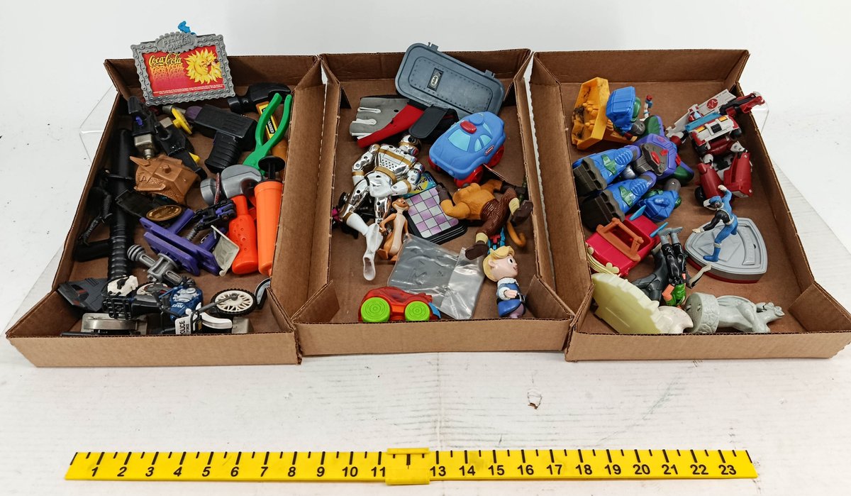 ASSORTED FAST FOOD TOYS ACTION FIGURES VEHICLES TOOLS COCA-COLA BATMAN POLICE & TRANSFORMER STYLE ROBOTS  INV 260901050