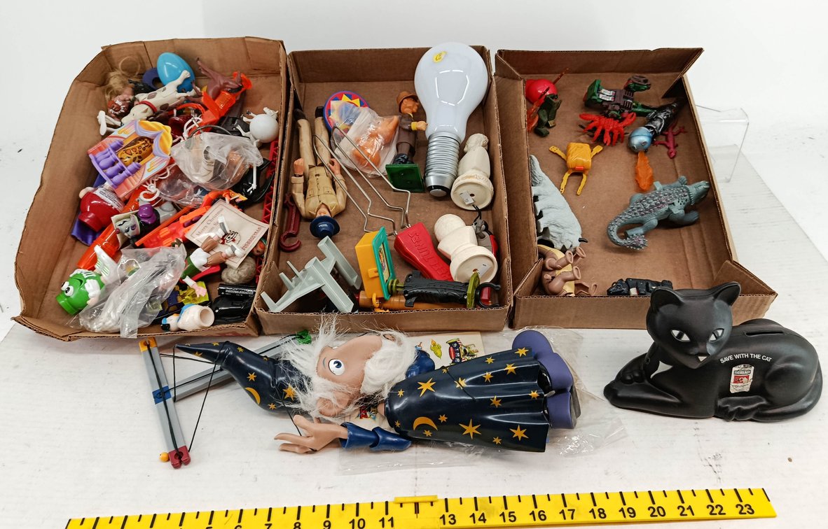 ASSORTED TOYS FAST FOOD PREMIUMS ACTION FIGURES DINOSAURS WIZARD MARIONETTE EVEREADY CAT BANK & LIGHT BULB BANK 3 BOXES  INV 260901051
