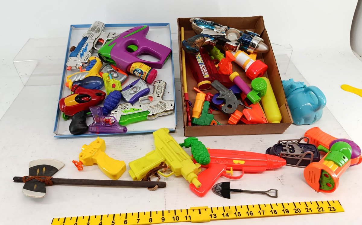 ASSORTED PLASTIC & METAL TOY RAY GUNS WATER GUNS BUBBLE BLASTERS HIPPO TOY TOY AXE & SHOVEL  INV 260901057