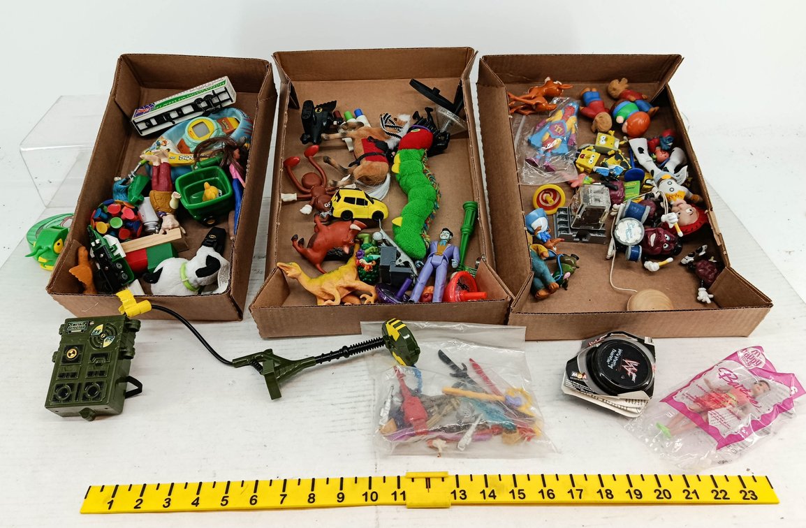 ASSORTED TOYS & FIGURES BATMAN JOKER SPONGEBOB CALIFORNIA RAISINS WWF YO-YO BARBIE POKEMON METAL DETECTOR  INV 260901060
