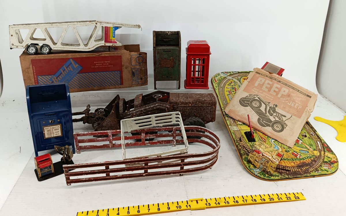 ASSORTED TIN & STEEL TOYS BUDDY L CAR CARRIER PEEP JEEP MARKET STREET STATION MAIL BOX BANKS FENCE SOME OBS  INV 260901069