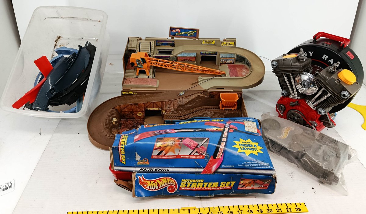 HOT WHEELS CONSTRUCTION SITE PLAYSET, MOTORIZED STARTER SET OB, PENNY RACERS COLLECTOR'S CASE & TRACK PIECES NNC  INV 260901070