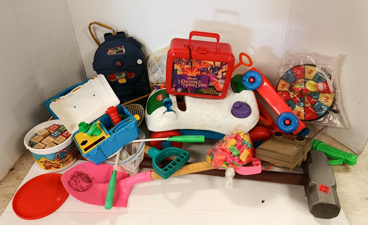 ASSORTED CHILDREN'S TOYS DISNEY HUNCHBACK OF NOTRE DAME LUNCH BOX PLAYSKOOL RIDE-ON ABC BLOCKS DART BOARD & MORE  INV 260901071